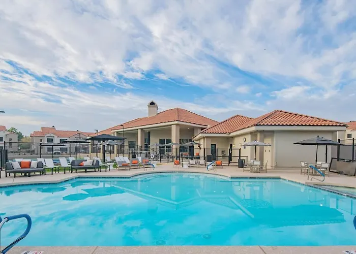 Apartment Stylish Getaway | Pool, Spa & Relaxing Balcony *