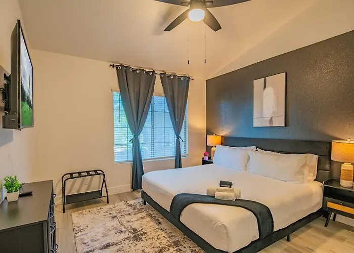 Stylish Getaway | Pool, Spa & Relaxing Balcony Apartment